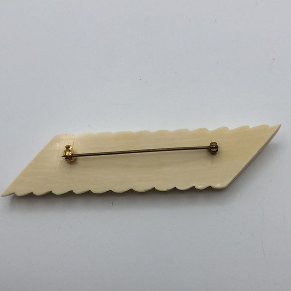 Elegant Vintage Carved Brooch - Picture 3 of 8